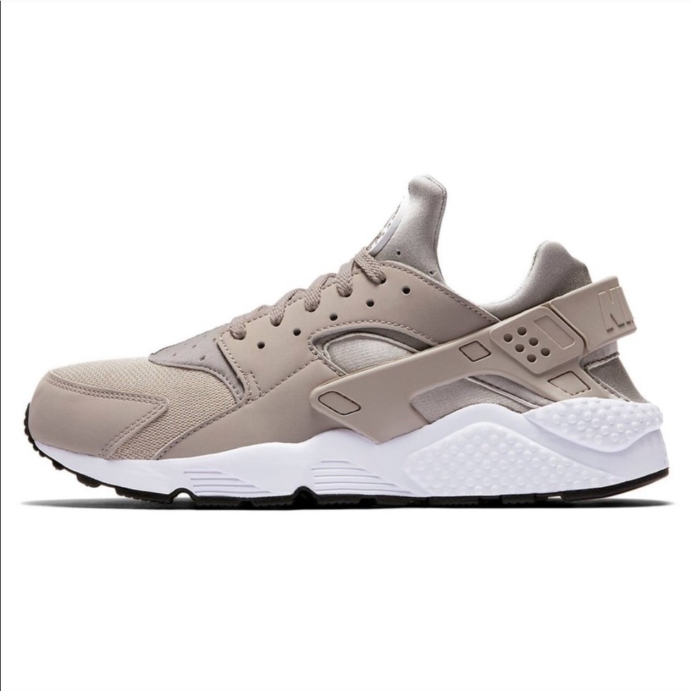 Nike Huarsche Tan and White Sneakers size 6